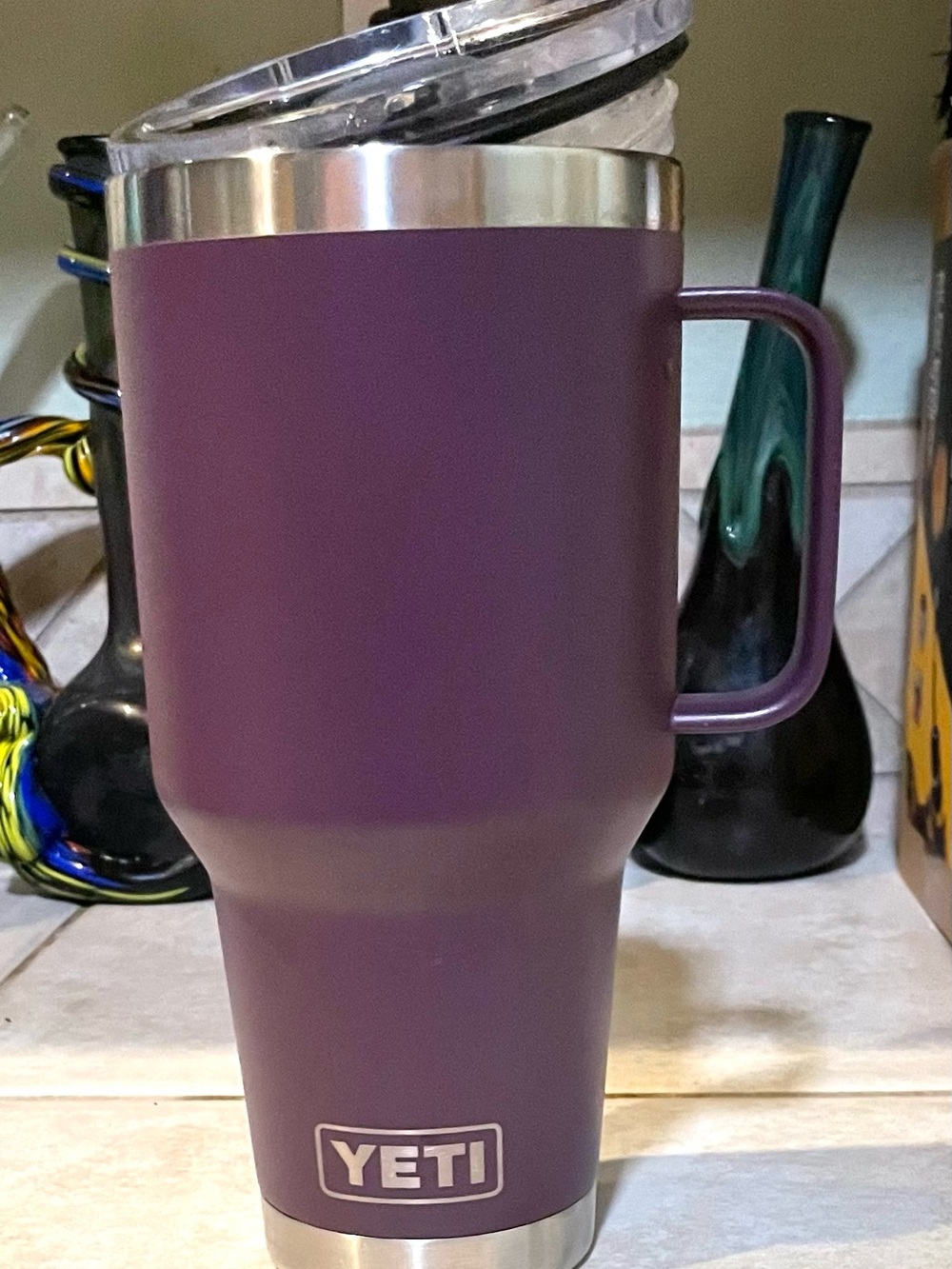 YETI RAMBLER TUMBLER WITH HANDLE & MAG SLIDER LID.